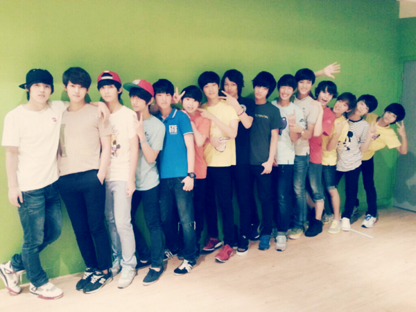 Foto em grupo do SEVENTEEN durante os dias de trainee - Membros antes do debut no SEVENTEEN TV